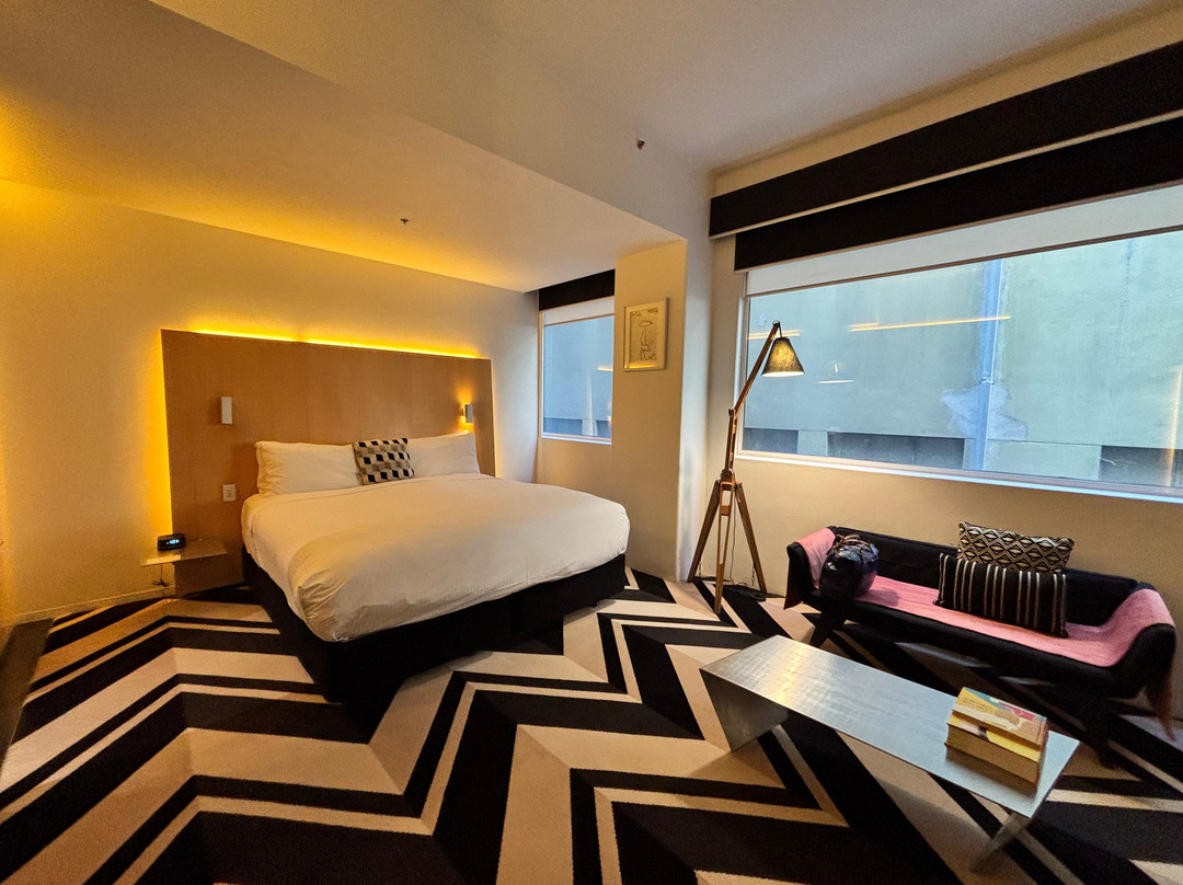 艾德菲酒店主图