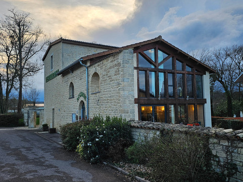 凡内格里酒店主图