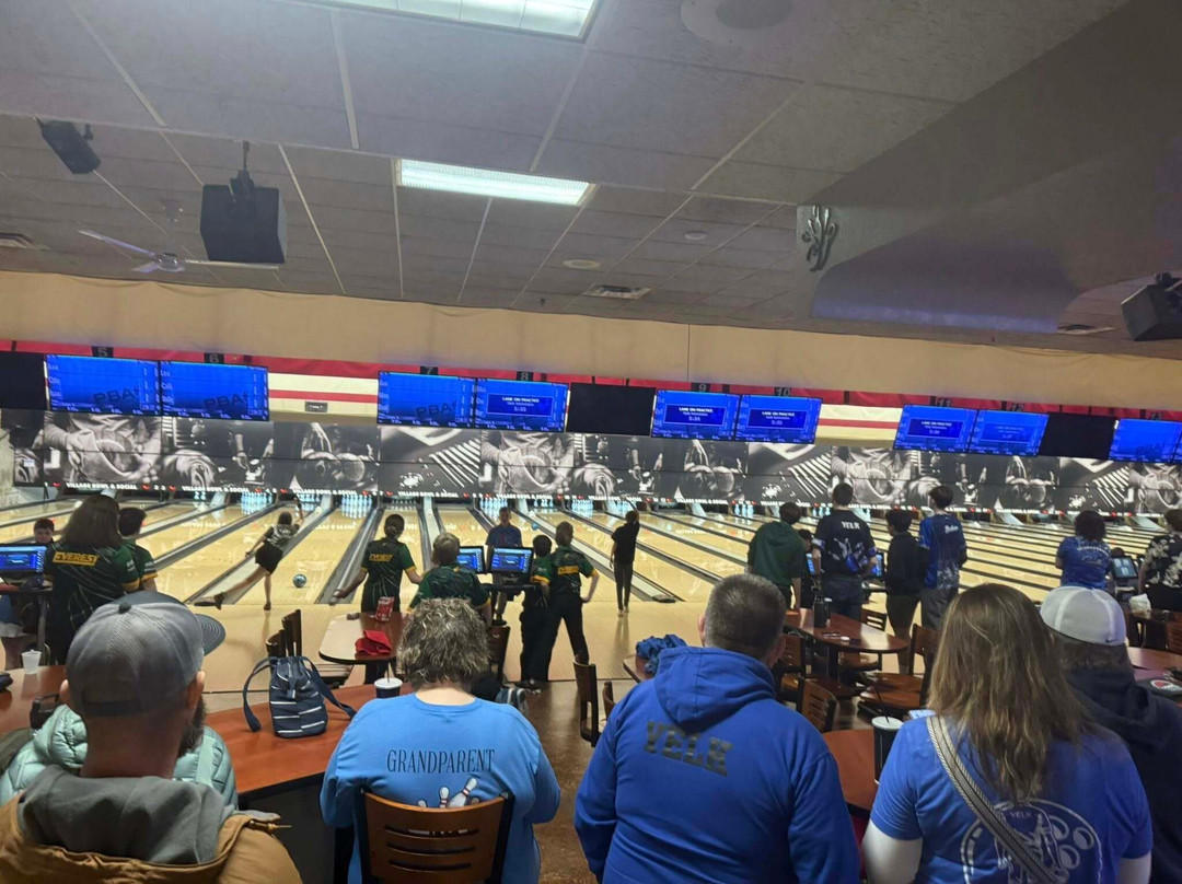 Dale's Weston Lanes-Weston必去景点