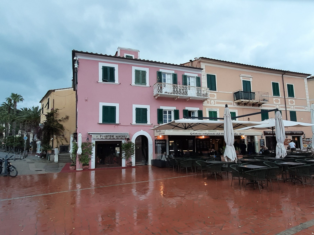 Piazza Giacomo Matteotti-Porto Azzurro必去景点