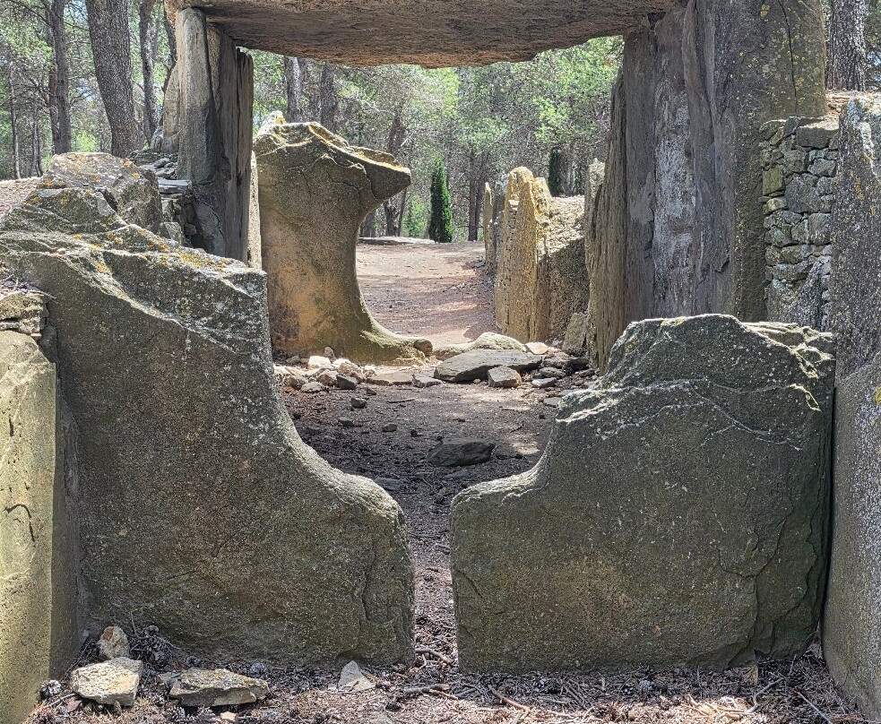 Dolmen des Fades-Pepieux必去景点
