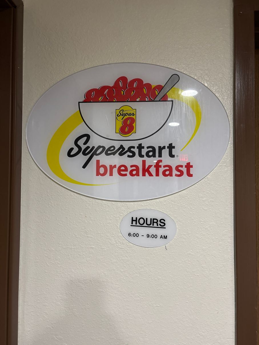 利文斯顿速 8 酒店-旅行者