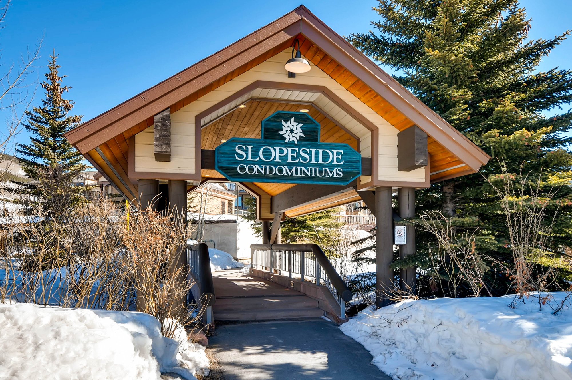 Slopeside Lodge-官方
