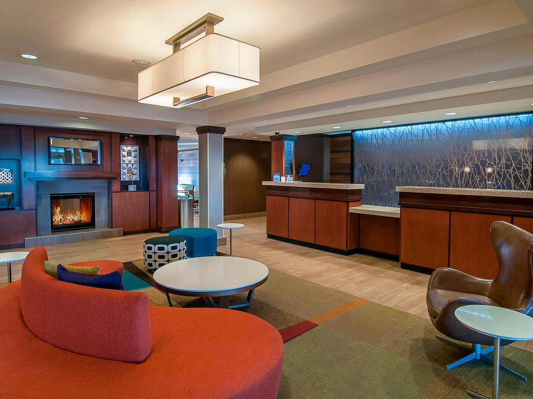 拉皮德城费尔菲尔德套房酒店主图