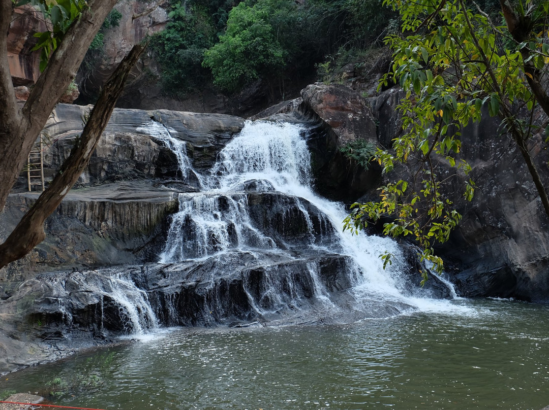 Chat Trakan Waterfalls景点图片