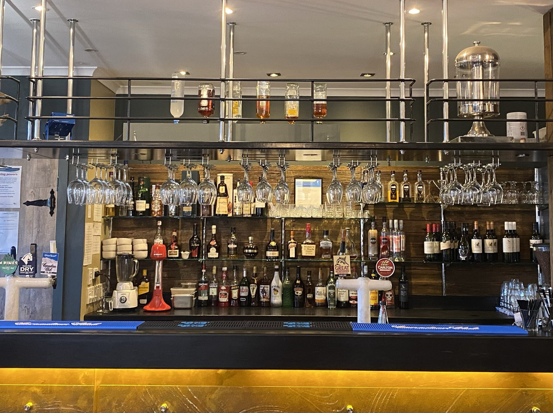 Tooradin餐馆和美食-Tides Bar and Grill