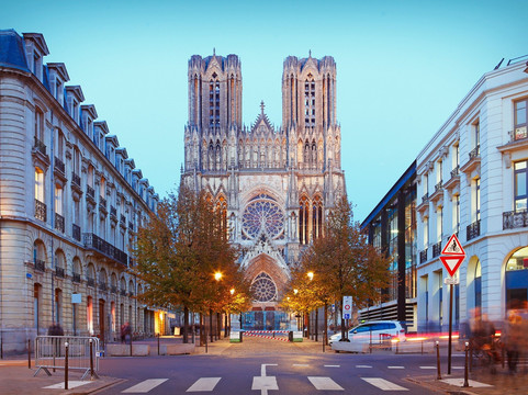 Reims Scavenger Hunt and Highlights Self Guided Tour