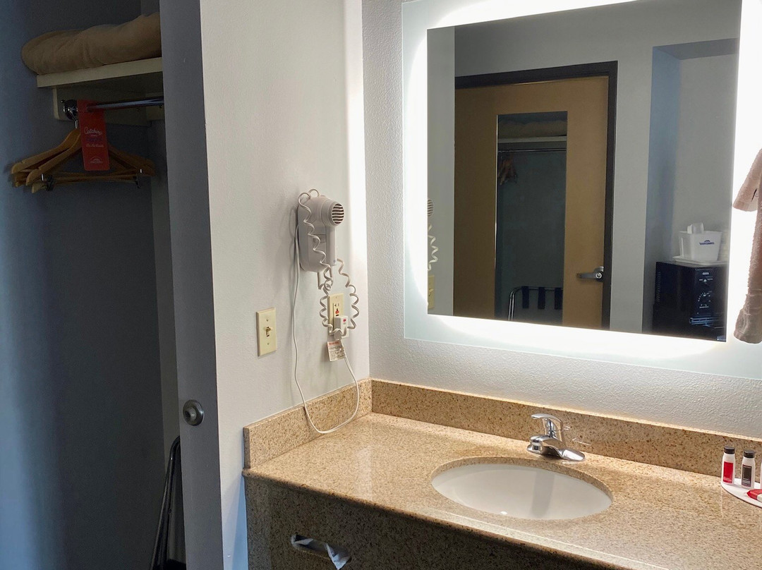 急流市豪生套房酒店主图