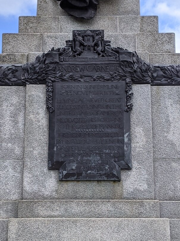 Andrew Carnegie Statue-丹弗姆林必去景点