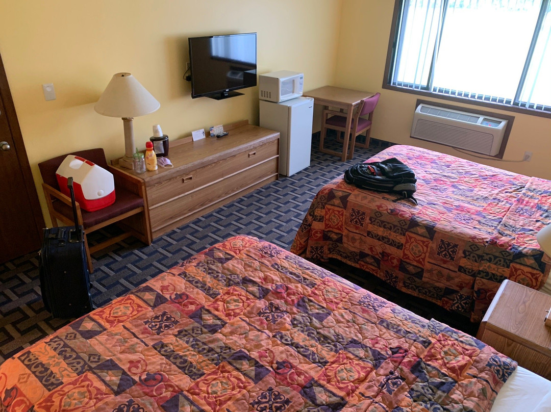 Sky Lodge Inn & Suites主图