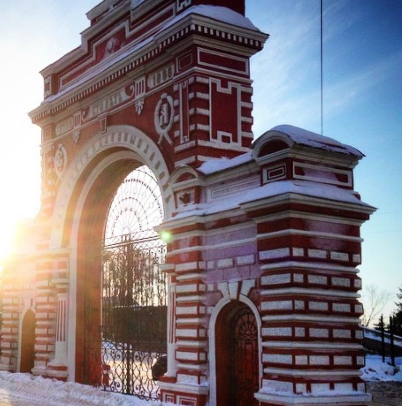 Anniversary Arch in Zarechye (The Red Gates)景点图片