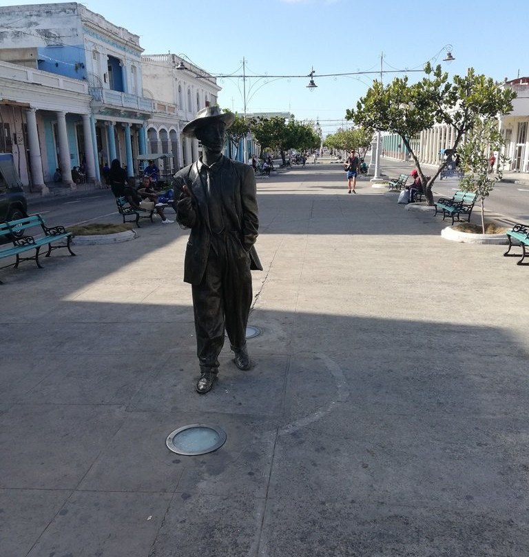 Estatua de Benny More景点图片