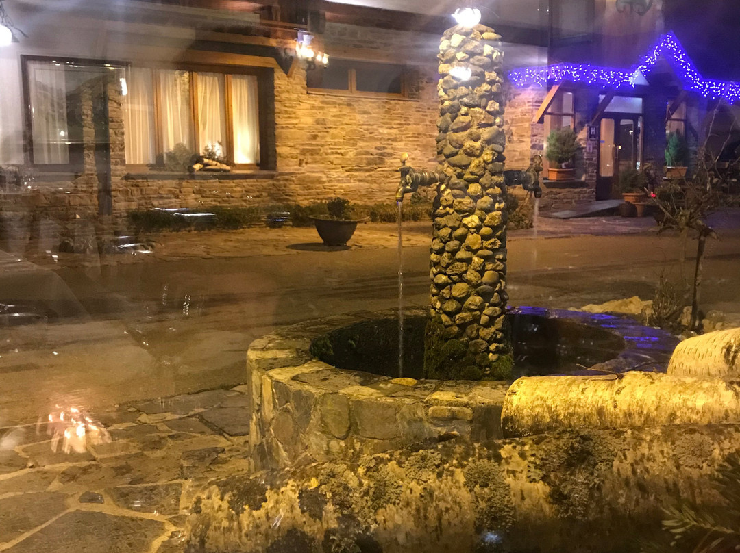 蓝色湖泊酒店主图