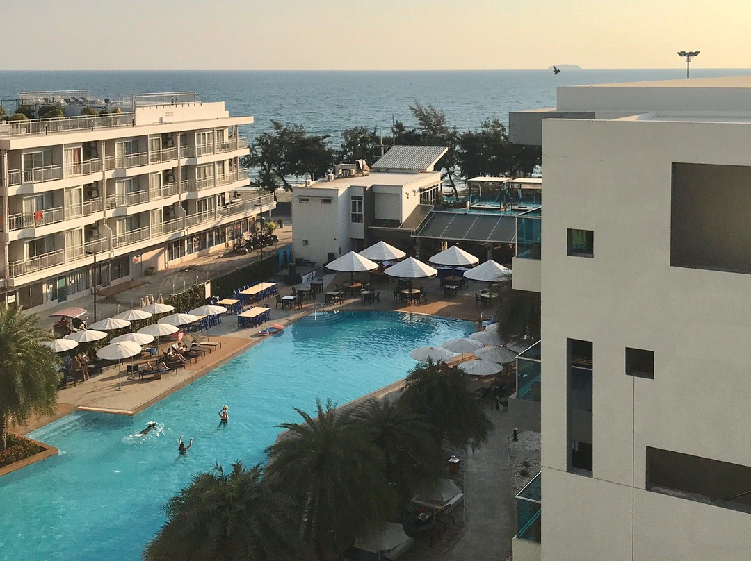 Grand Blue Condominium By Mary主图