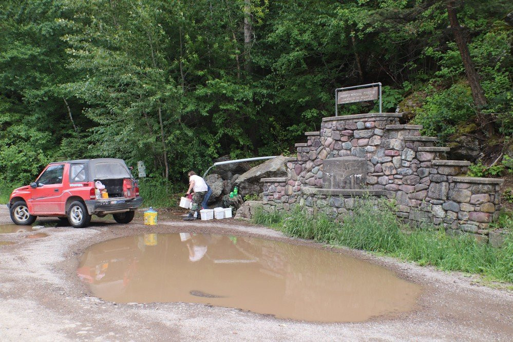 Shepard Memorial Fountain - Bad Rock Canyon-Columbia Falls必去景点