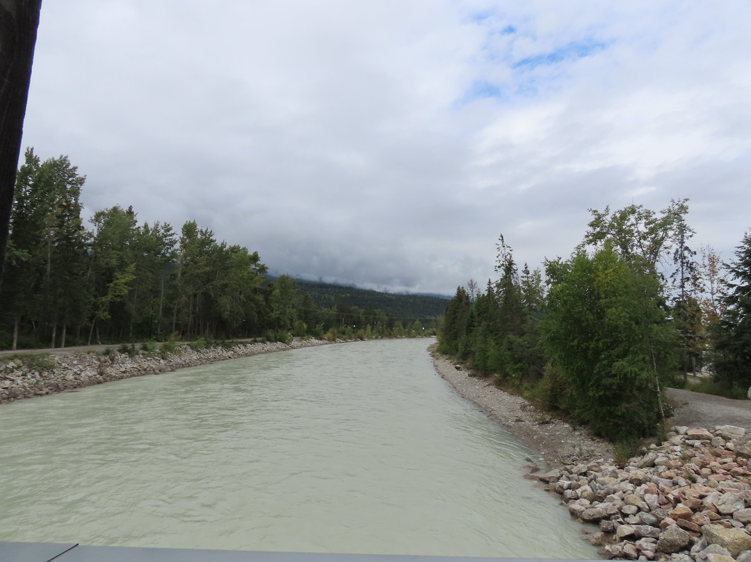 Kicking Horse River-戈尔登必去景点