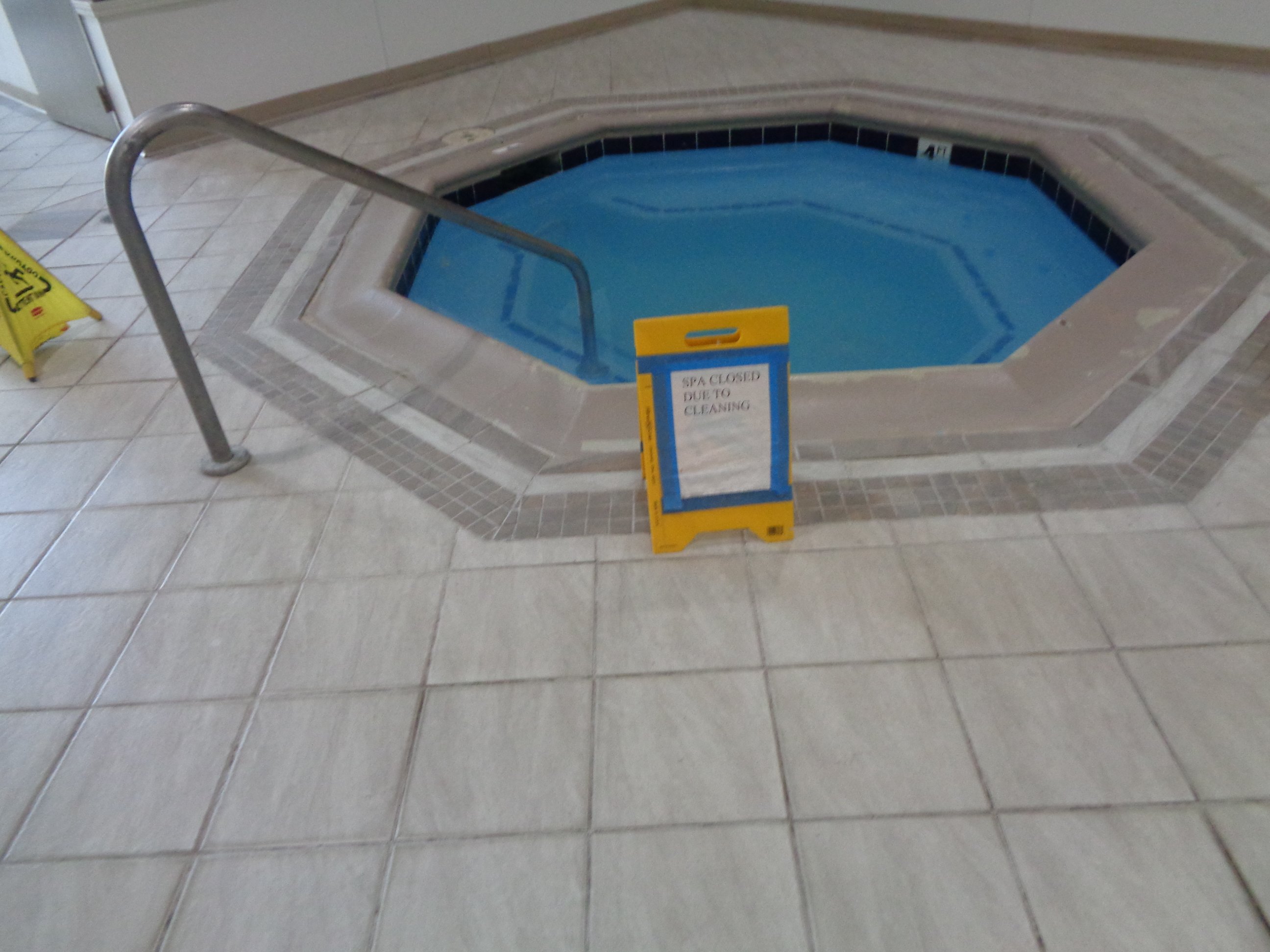 Ramada by Wyndham North Platte-泳池