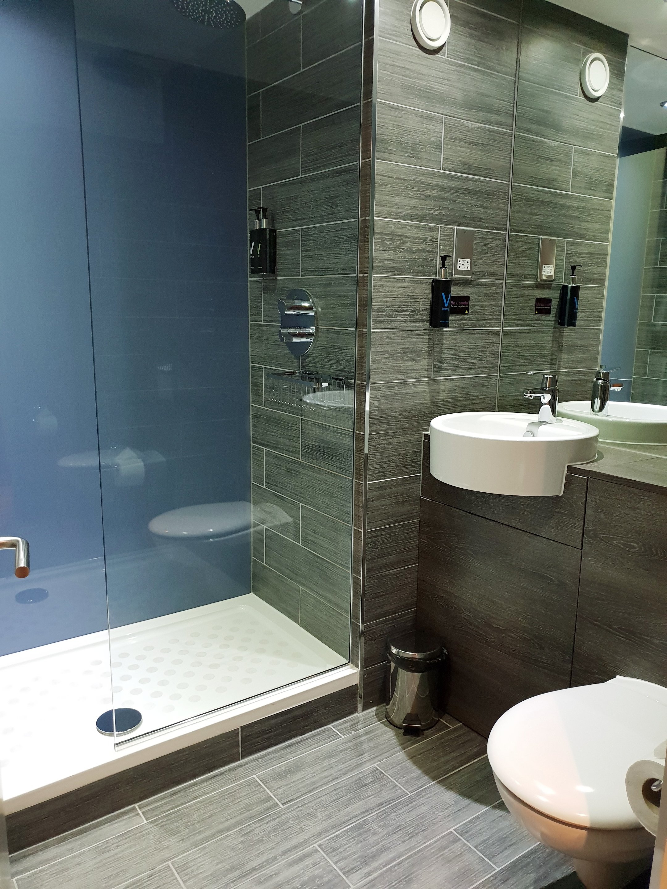 Village Hotel Aberdeen-浴室
