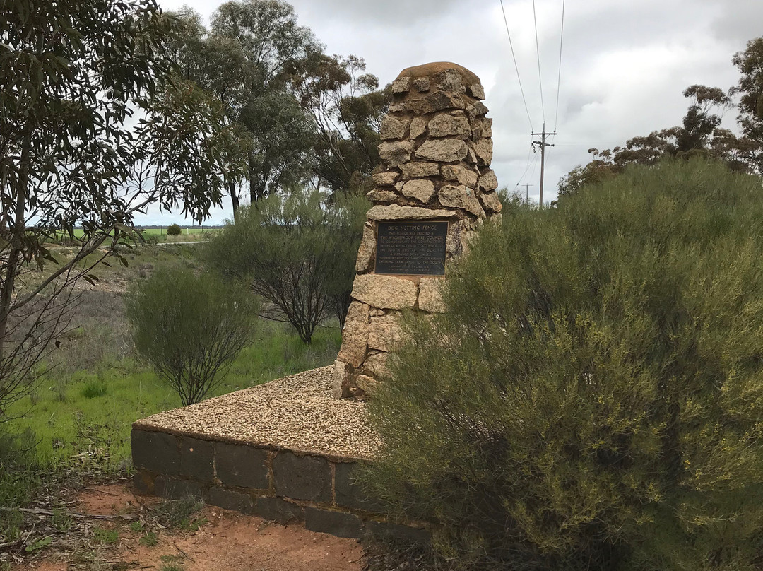 Dog Netting Fence Monument-Culgoa必去景点