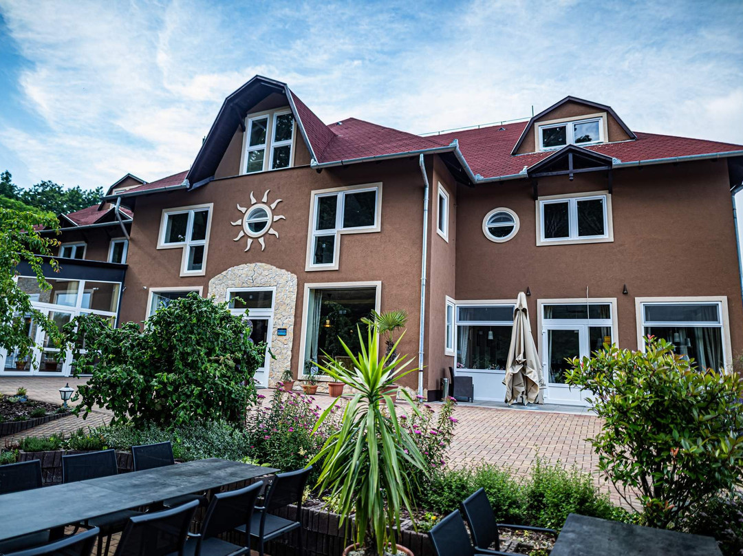 Bonne Chance Restaurant and Hotel主图