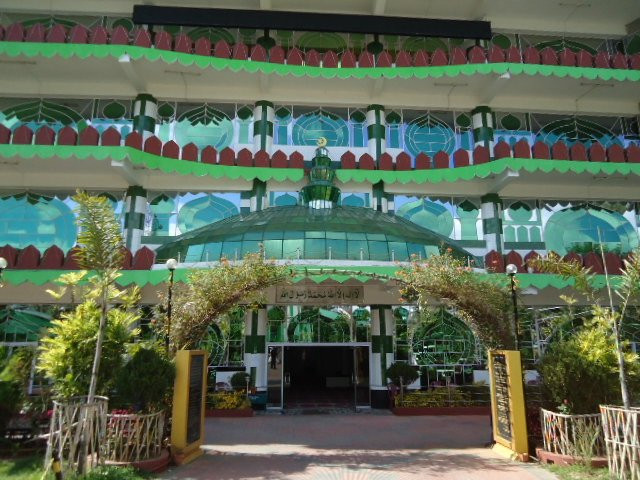 The Grand Madina Masjid-西隆必去景点