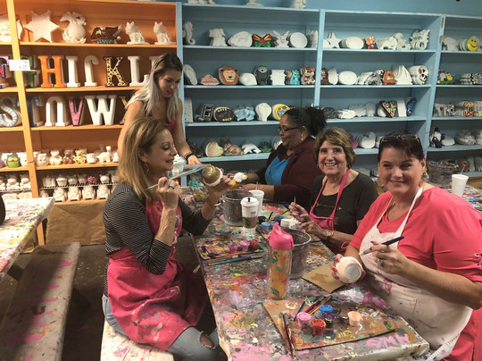 Plaster Carousel Fun Painting Studio-科勒尔斯普林斯必去景点