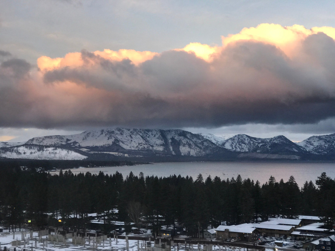 塔霍哈拉斯湖酒店主图