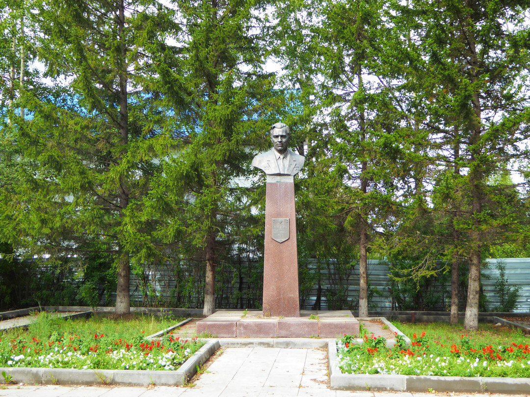 Monument to M.K. Yangel景点图片