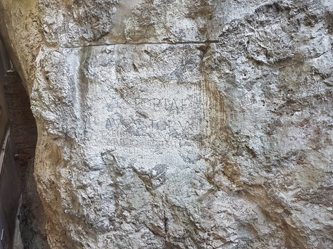 Roman inscription-Trencin必去景点