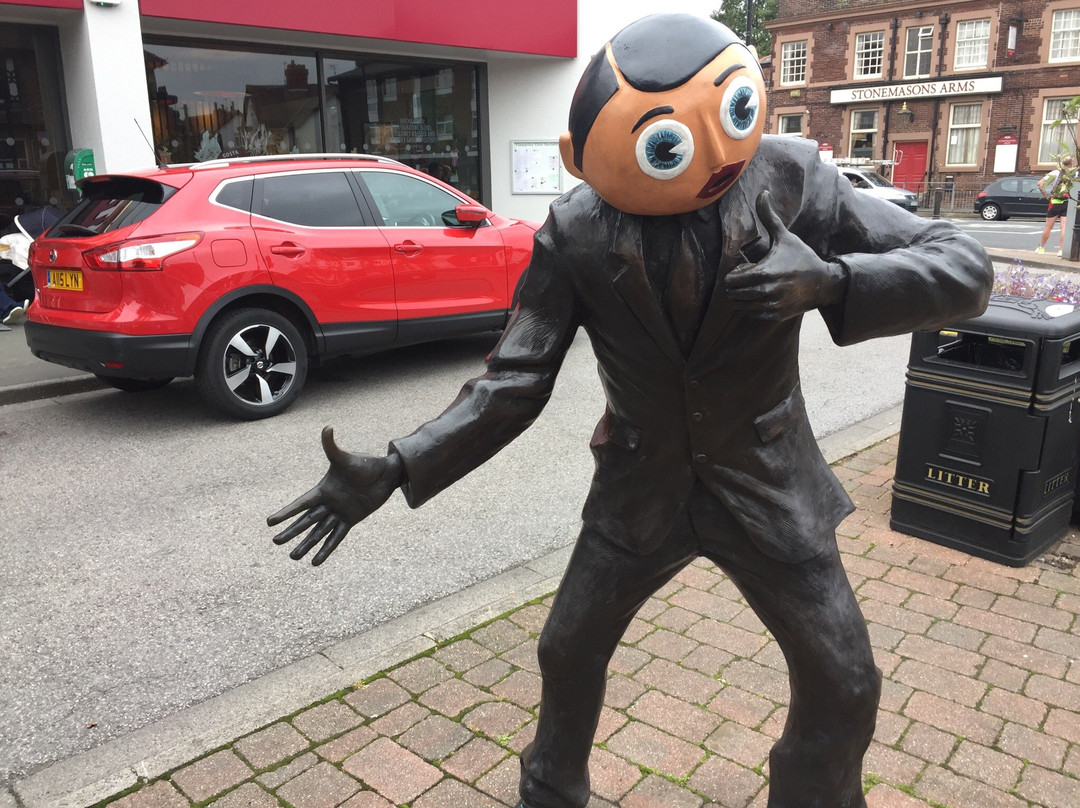 Frank Sidebottom Statue景点图片