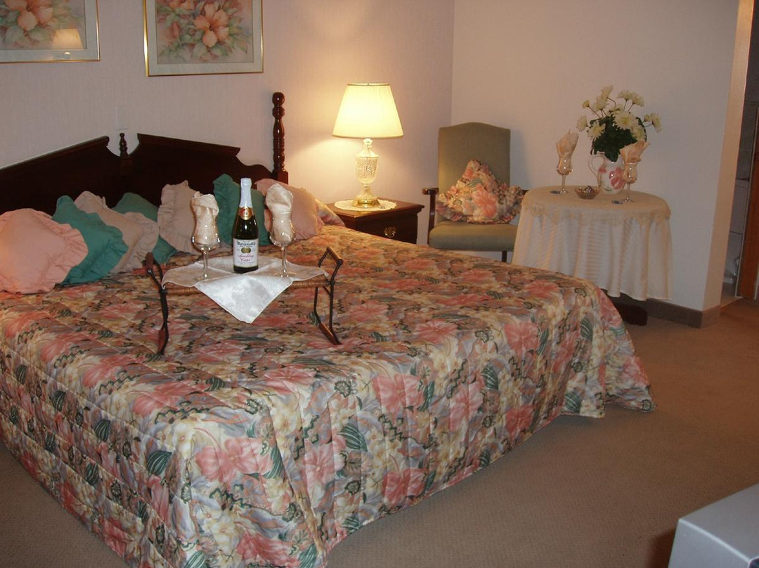 Colonial Brick Inn & Suites主图