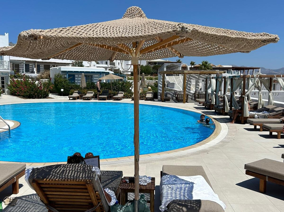 Lianos Village Hotel主图