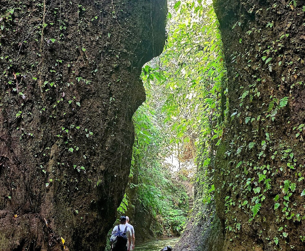 Manuaba Waterfall景点图片