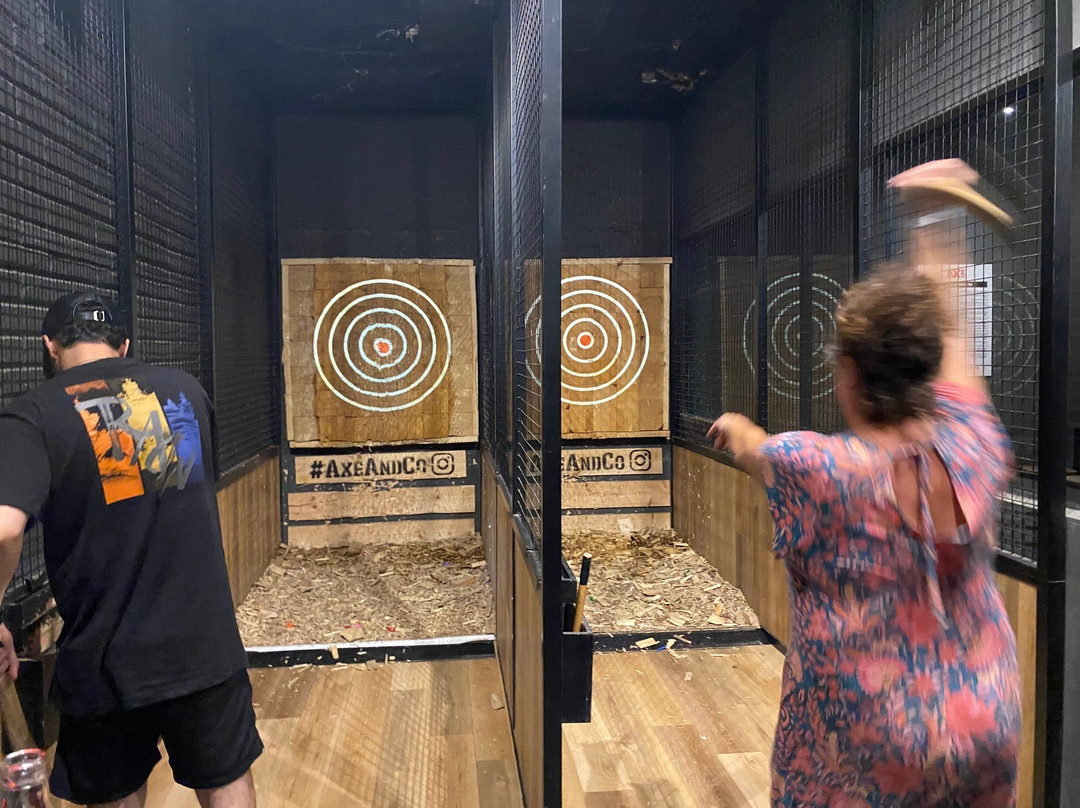 Axe & Co. - Axe Throwing Bar-特拉维夫必去景点