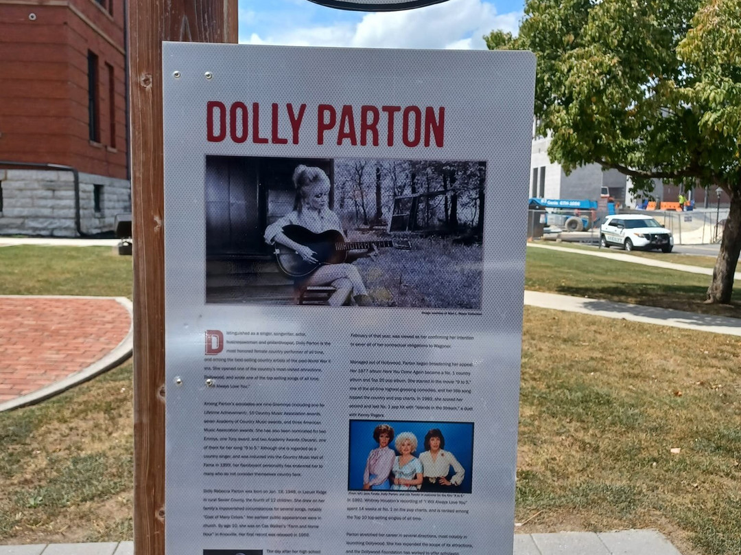 Dolly Parton Statue-塞维尔维尔必去景点