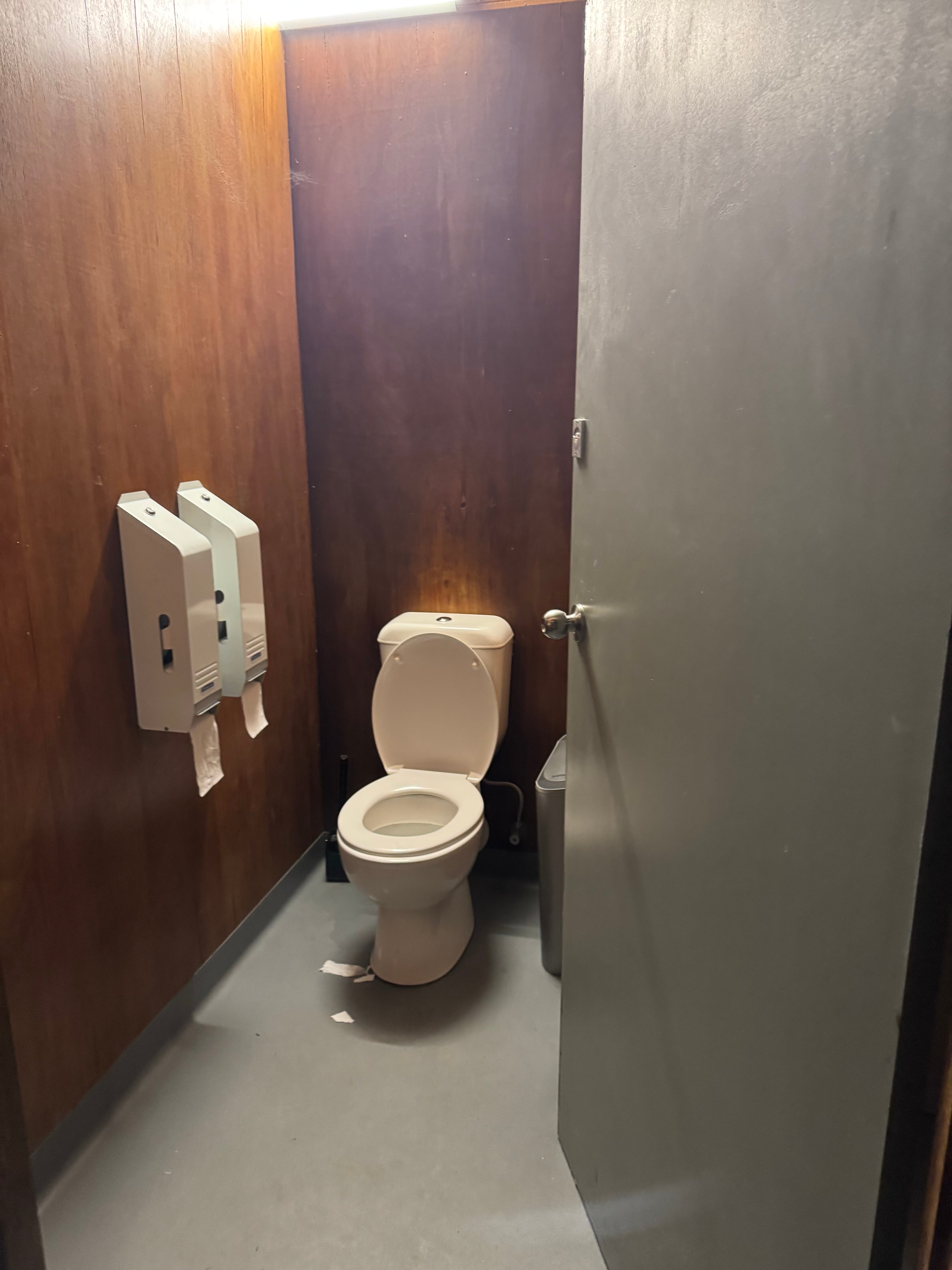 Left of Field-浴室