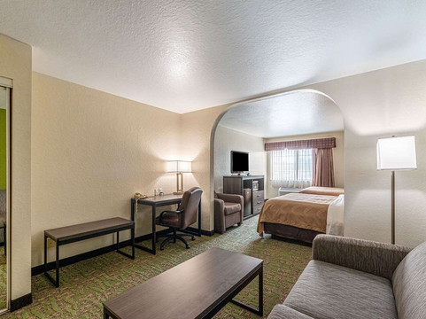 Elmendorf酒店住宿-Quality Suites