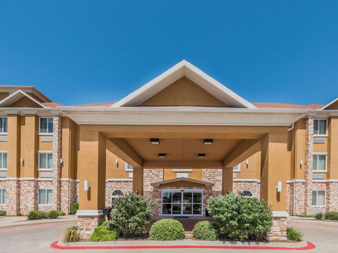 Days Inn & Suites by Wyndham Cleburne TX