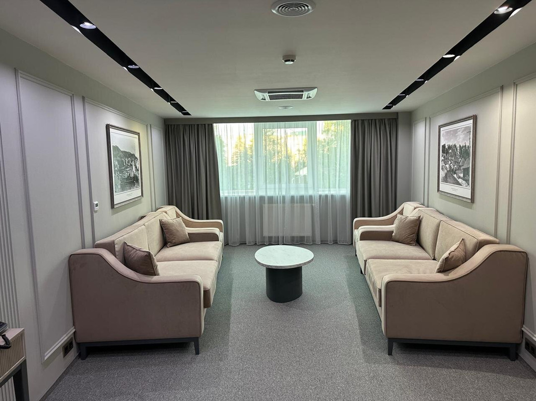 塔拉伊酒店主图