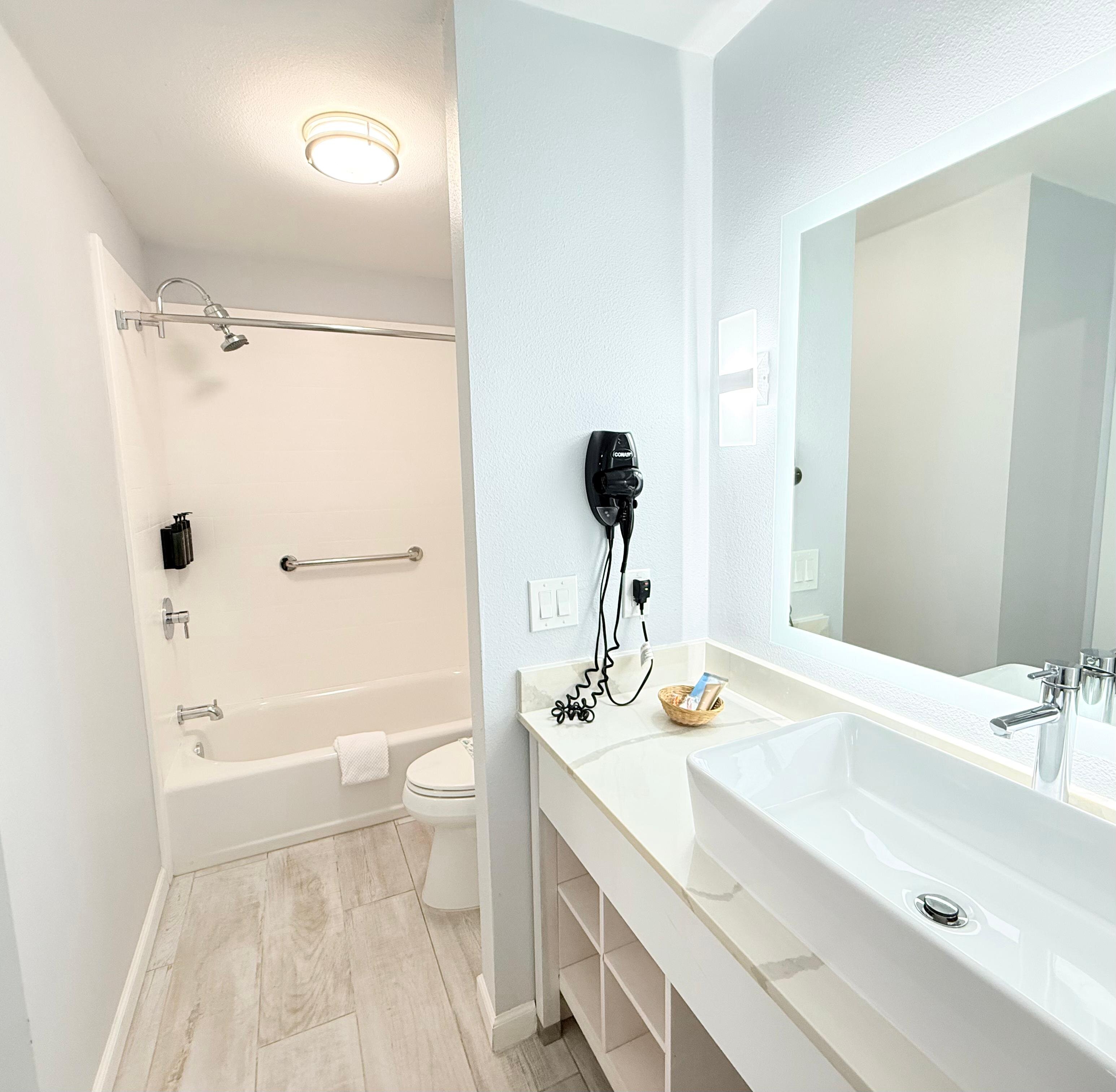 Lantern Inn & Suites-浴室