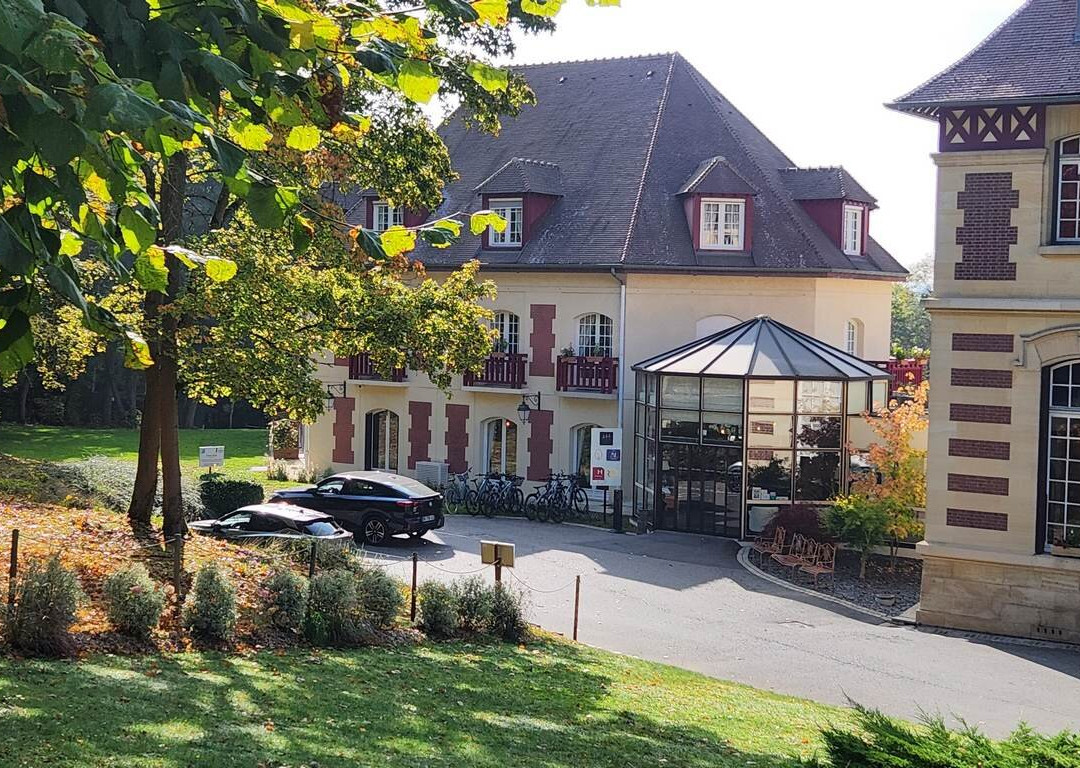 德拉图尔城堡酒店主图