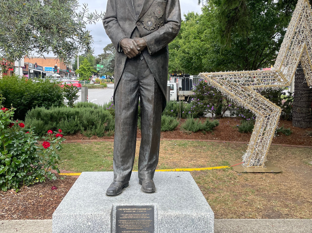 LORD Richard Gavin Gardiner Casey Statue-伯威克必去景点