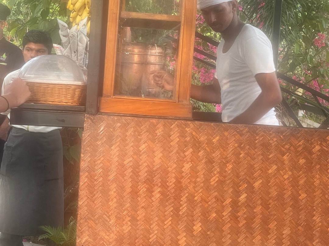 慕那尔落叶酒店主图