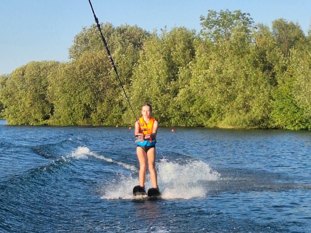 4 Lakes Waterski School-斯温顿必去景点