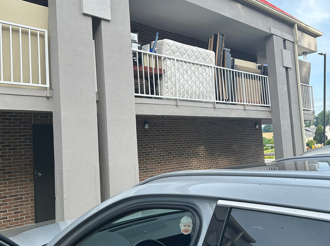 维斯维尔温德姆华美达酒店主图