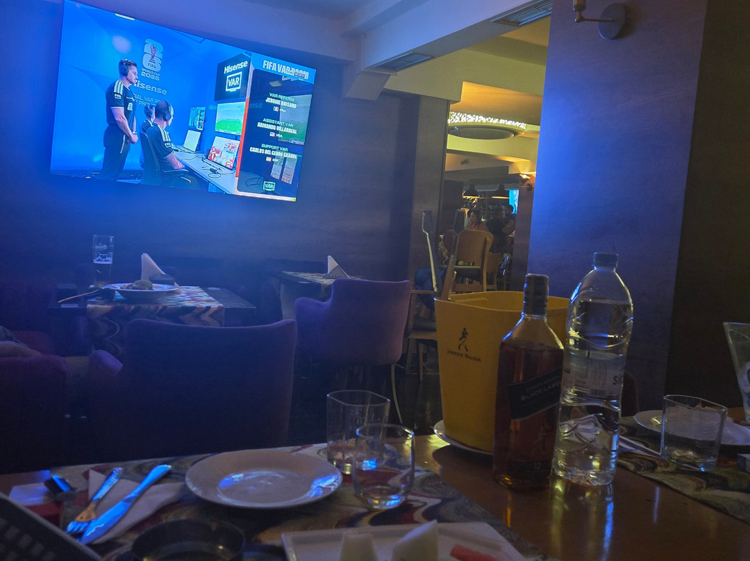 El Tenedor Restaurant Lounge