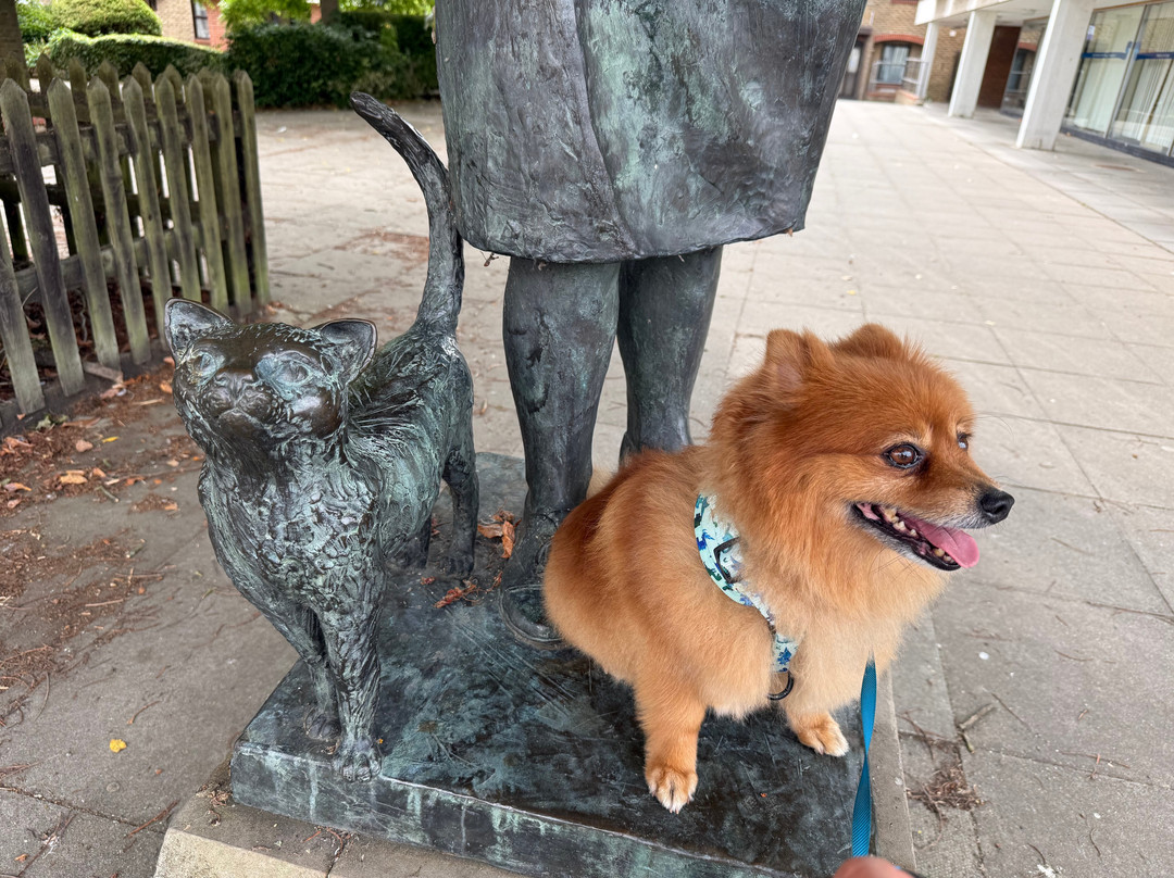 Dorothy L Sayers Statue-Witham必去景点