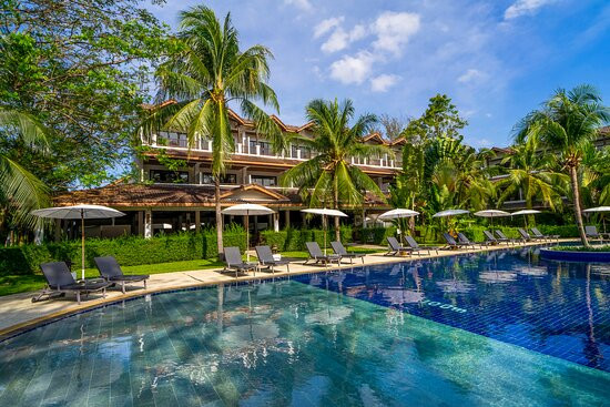 卡马拉海滩度假酒店主图