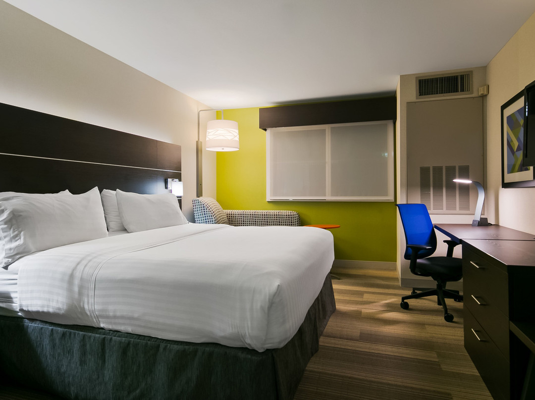 Holiday Inn Express & Suites Burlington by IHG主图