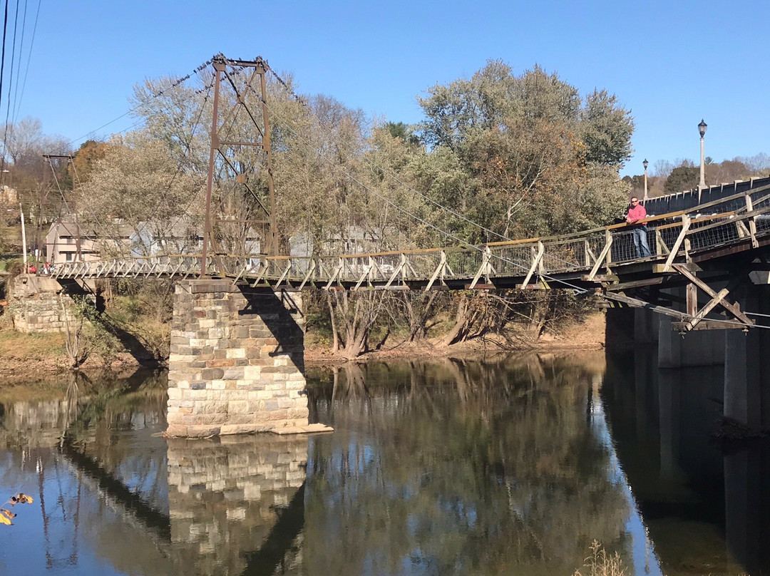 Buchanan Swinging Bridge景点图片